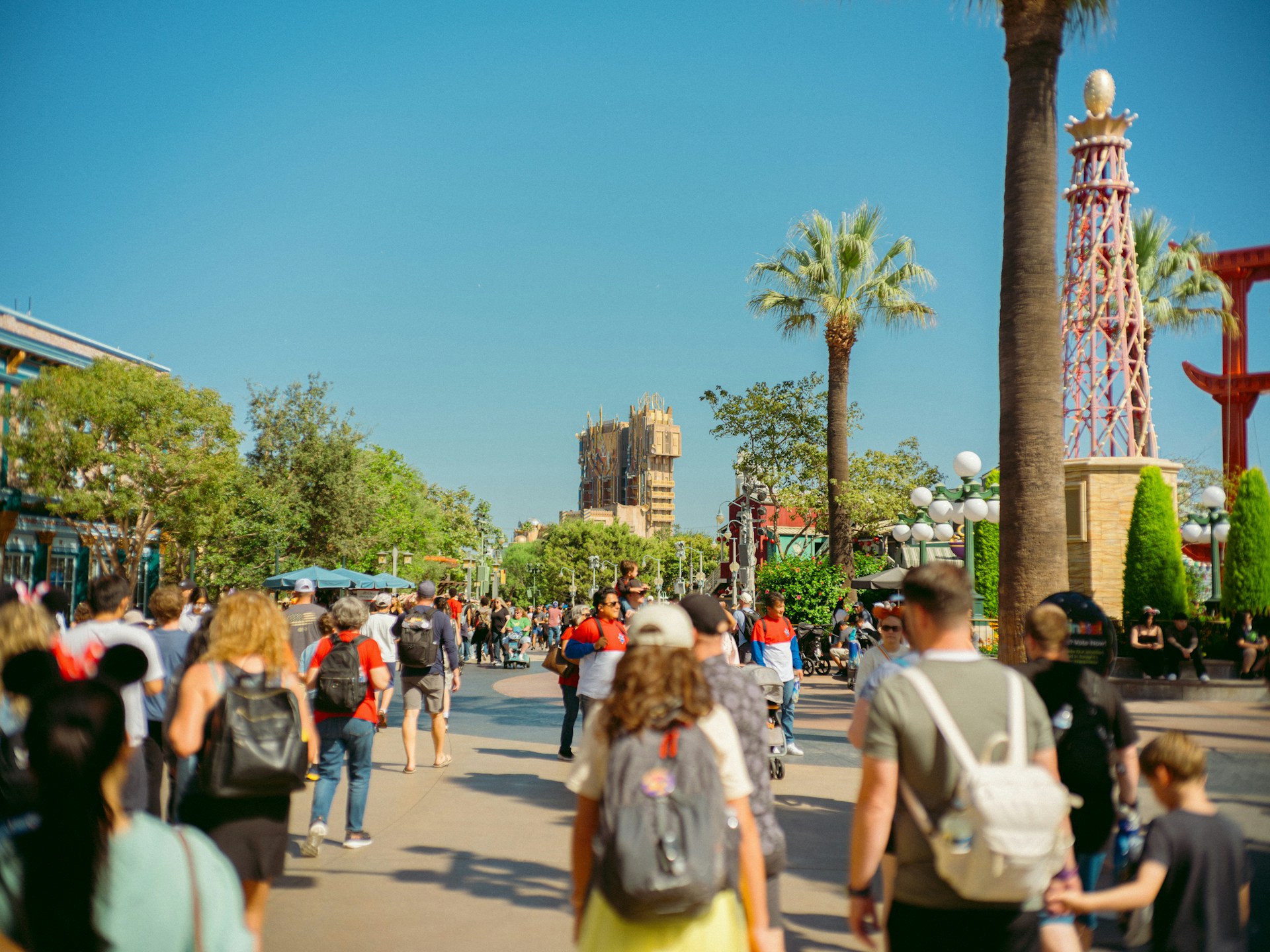 People-walking-in-park